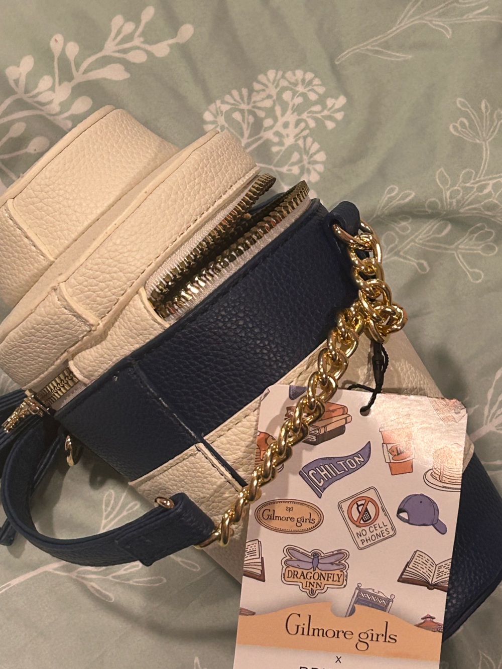 Gilmore Girls 'Luke's' Cup Crossbody Bag and Motif Socks- 5 Pairs - Picture 7 of 10